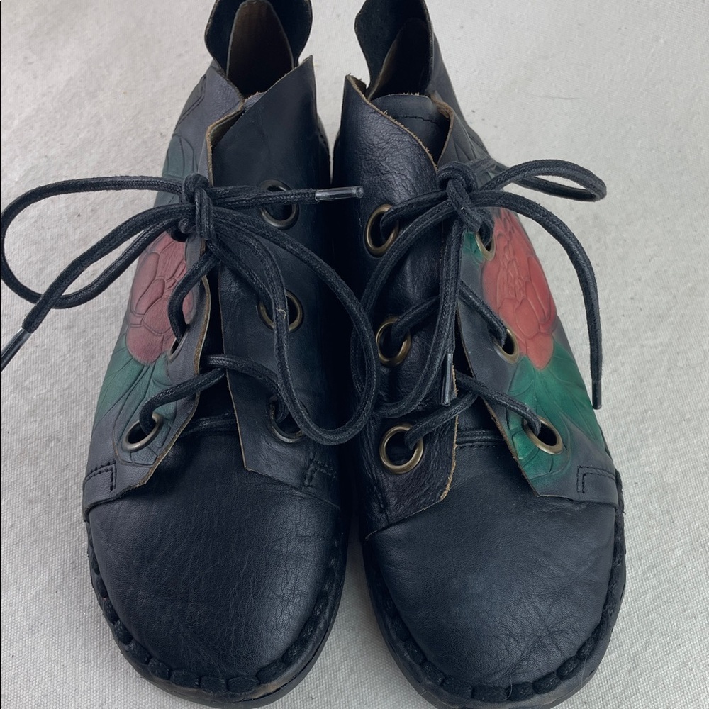 Leather Shoes with Floral Design Size 5 - Picture 2 of 10
